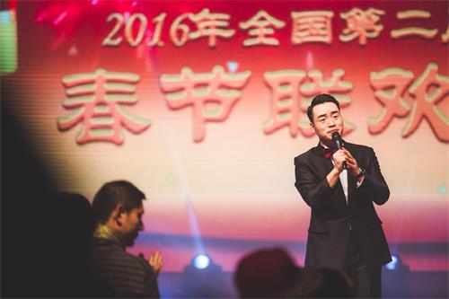 主持人王硕:用金话筒扬起主持丰碑