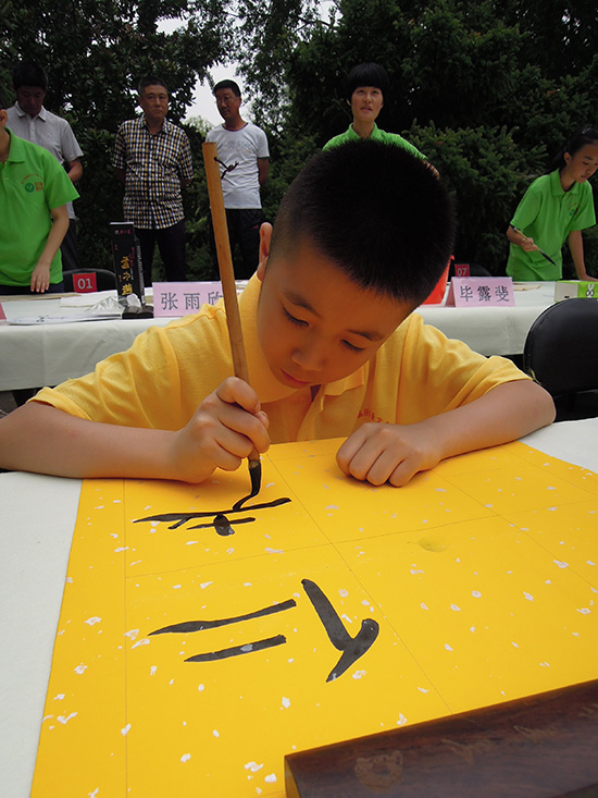 小书法家挥毫.JPG