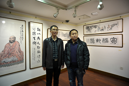 倪金宝与来宾在画展现场合影.jpg