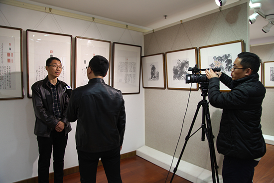 倪金宝在展览现场接受中央数字电视书画频道采访.jpg