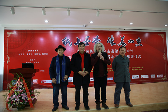 参展艺术家崔国安、朱重兴、崔茂森、陈仲龙(从左至右) 参展艺术家崔国安、朱重兴、崔茂森、陈仲龙(从左至右)